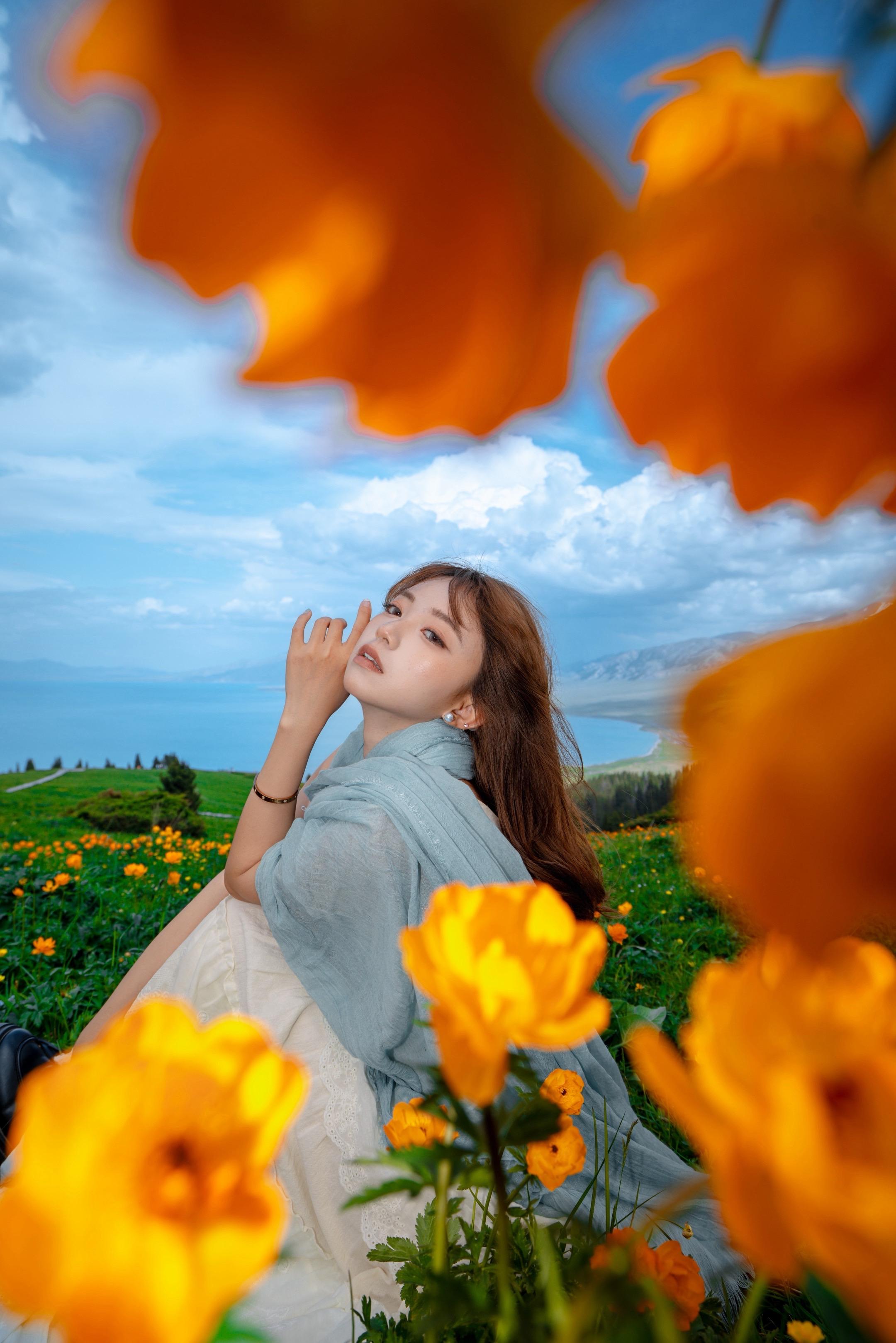赛里木湖金莲花山坡，美到犯规🌸。定位松树头就行！ 直接往上爬 大概3...