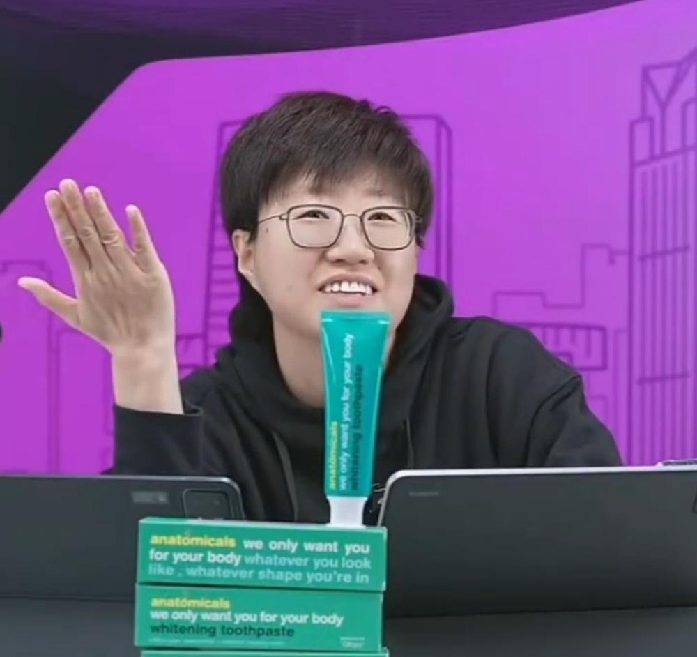 昨天王艺迪对阵申裕斌的比赛，看得人心脏一揪一揪的。开局连拿三局，眼看要稳赢，