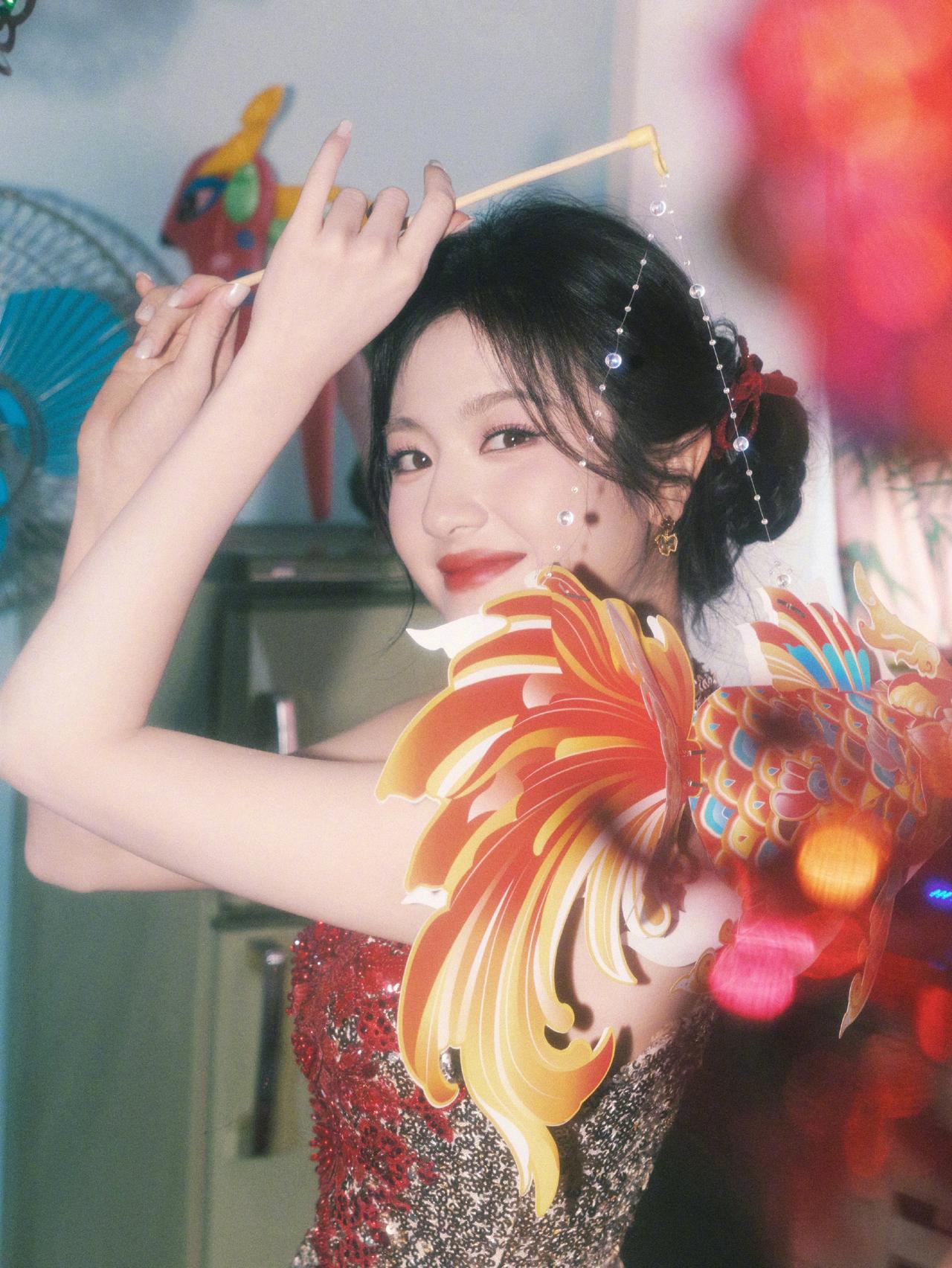 我的今日状态：😁轻松愉快我这里的天气：🌤️多云李兰迪春晚造型甜度拉满！