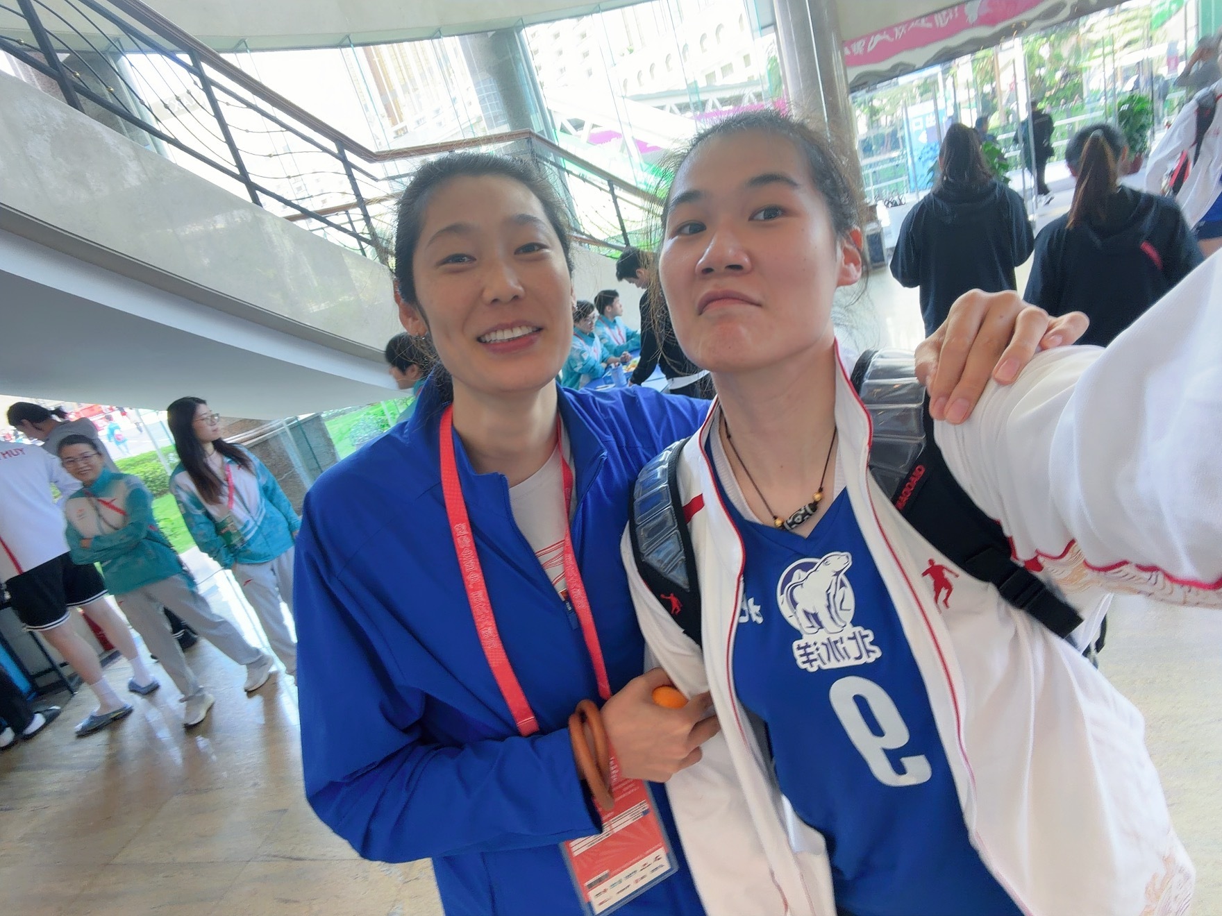 王云蕗晒出与朱婷的合照