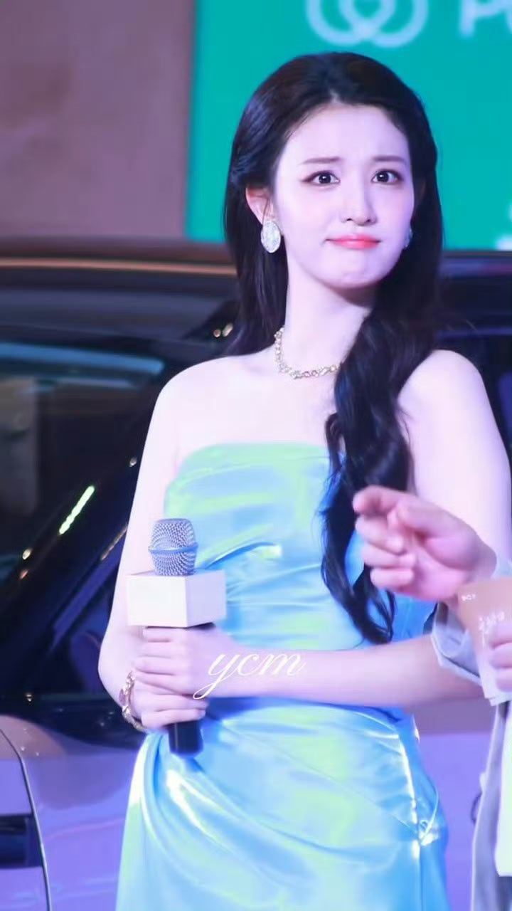 王楚然蓝色流光抹胸裙王楚然一袭蓝色流光抹胸裙亮相，裙身随动作流转着细碎光