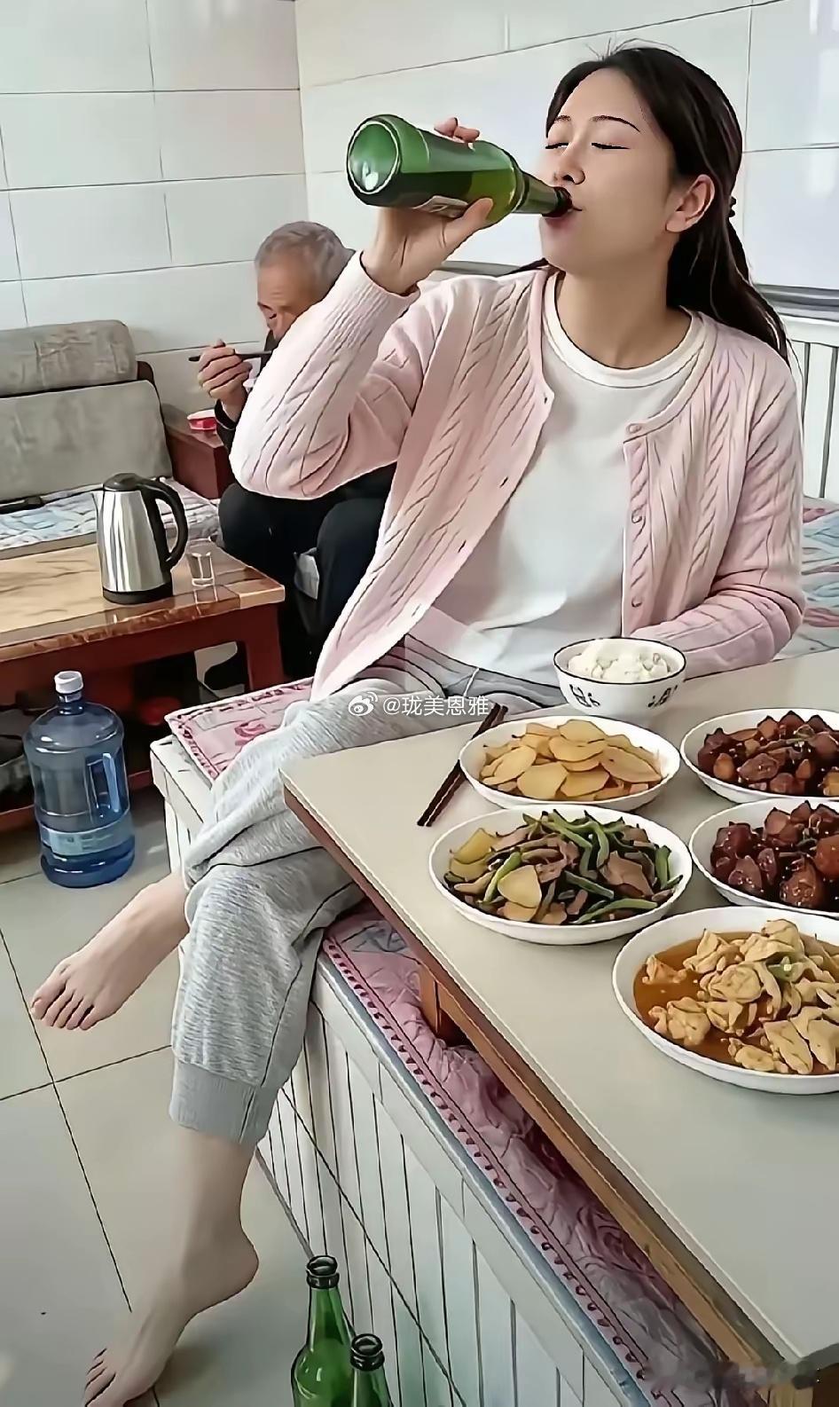 老牛喜欢吃嫩草娶到家里当个宝自己只吃方便面也让媳妇吃穿好​​​