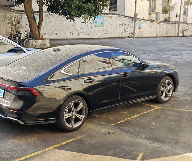 雅阁中规中矩没明显的优缺点先一句话概括，雅阁各方面都是中规中矩普普通通没有明显