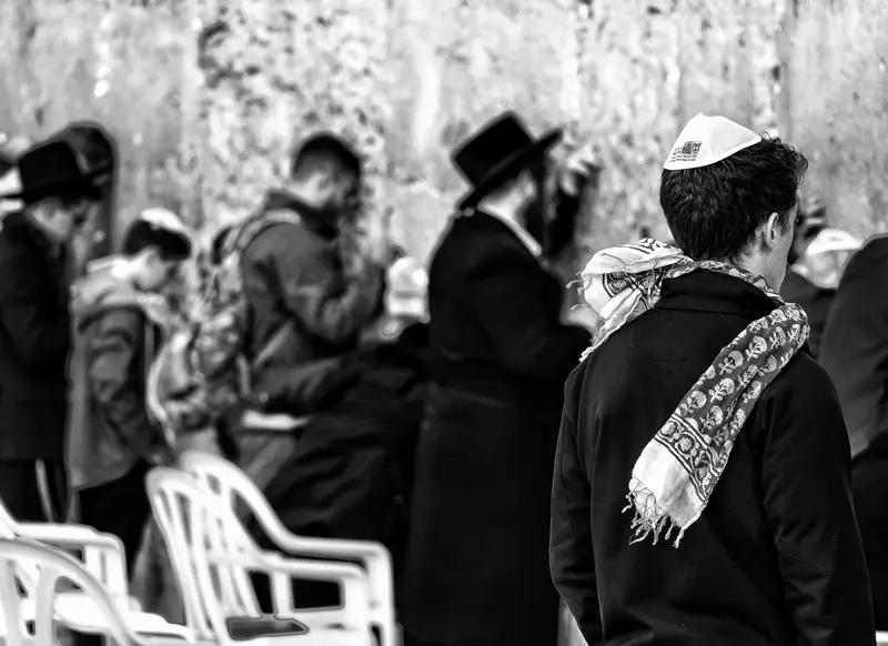 二战时德军如何分辨犹太人?德军辨别犹太人的方法，是一套从户籍档案到体貌检查，