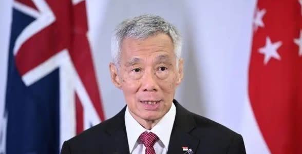 李显龙不来中国参加阅兵，却跑去日本受勋。被日本授予旭日大绶章，表彰李