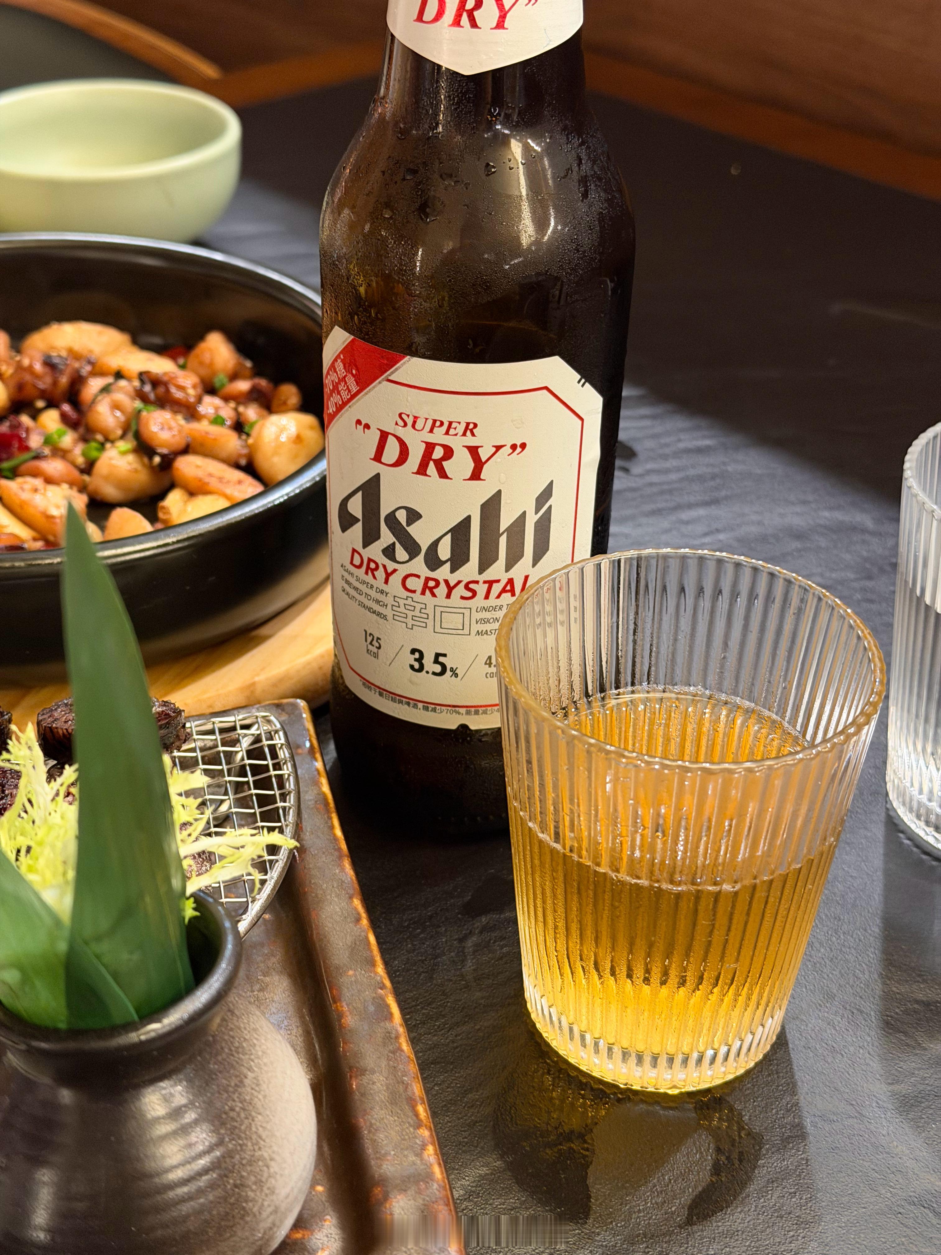 如果不开车出门吃饭，就可以喝一杯小啤酒🍺本来今晚应该在家煮饭的，结果她说：「明