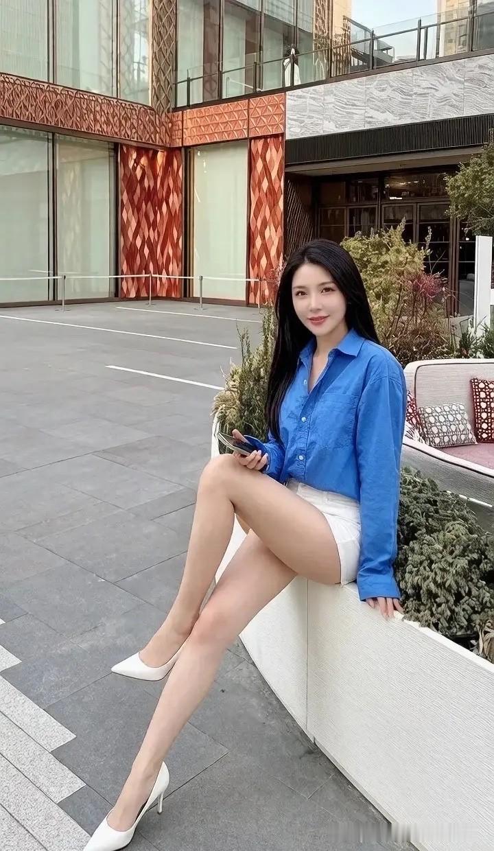 闹市一隅安静小坐，简单蓝白穿搭勾勒清爽气质，放慢脚步，感受城市里的悠闲瞬间。街头