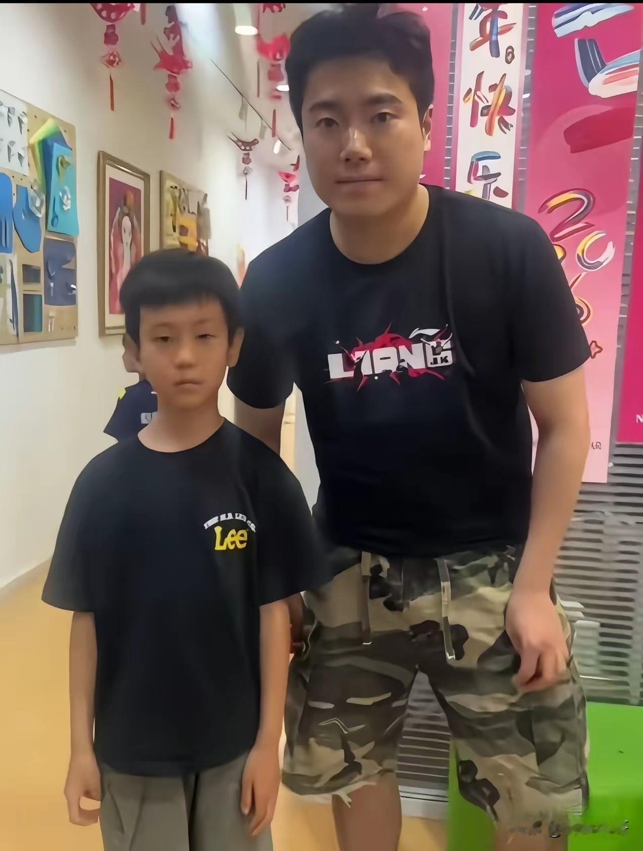 不得不承认，梁靖崑的家风真是太正了，绝对是富二代里的一股清流，近日梁靖崑