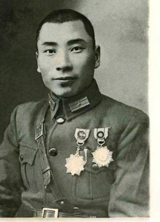 台儿庄一夜攻下九座山头，老蒋亲授青天白日勋章，封他"常胜将军"。抗战八年他几乎没