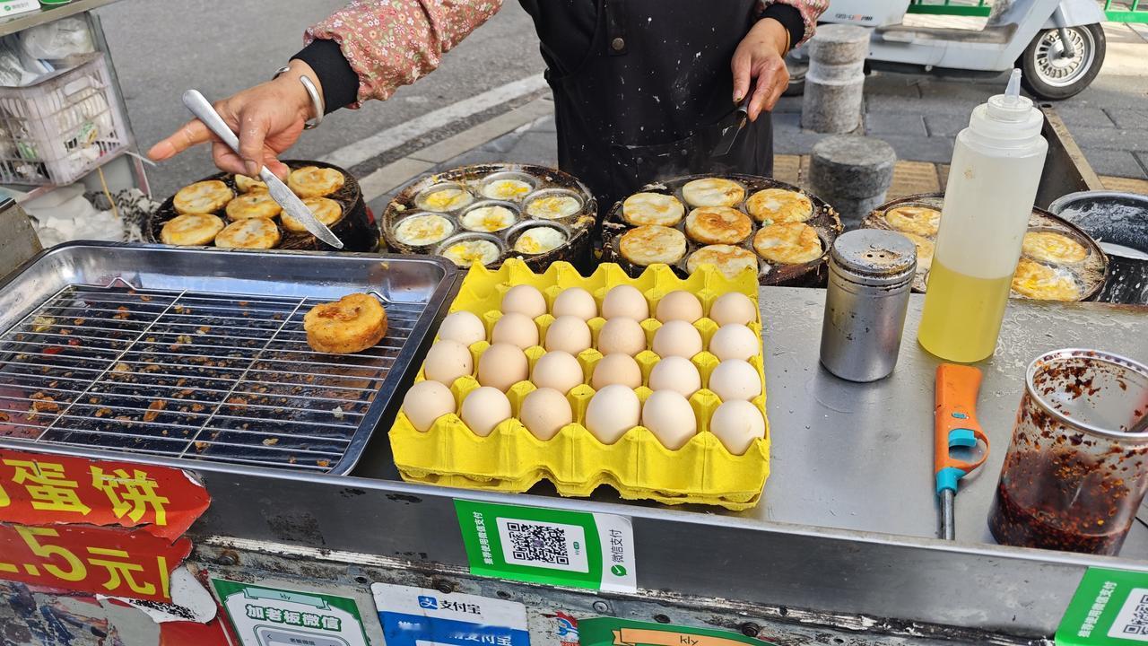 全世界最好吃的鸡蛋汉堡，老太太一个人根本做不过来，极致的外焦里嫩口感，数十年如一