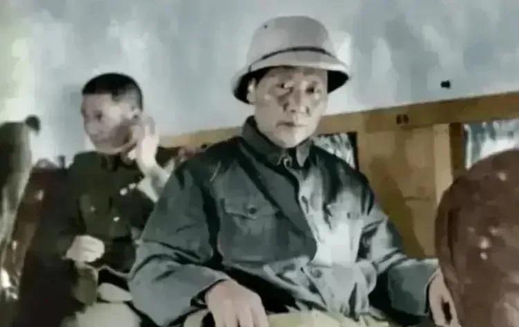 主席在思考着什么，腰间的安全带很醒目，这是在去重庆的飞机上，时间是1945年8月