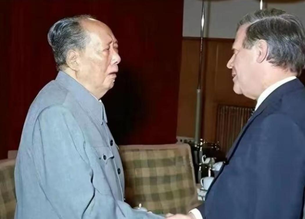 1975年，西德总理施密特站在毛主席病榻前，开口就是一句：“欧洲必须联合起来，抗