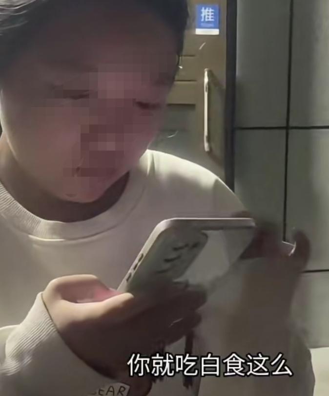 在同一家店点餐4次，每次吃完都申请退款，理由是饭菜不干净，有头发。前面三次，平台