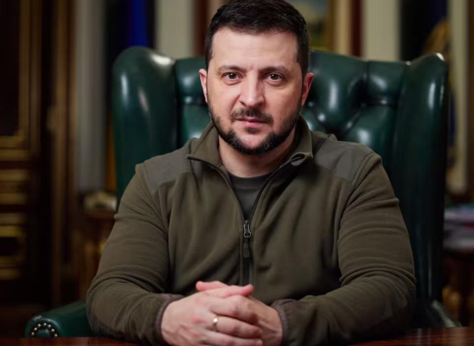 有人说泽连斯基没跑，没投降，一直在抵抗，凭什么还要背负骂名，这不公平！对于这个观