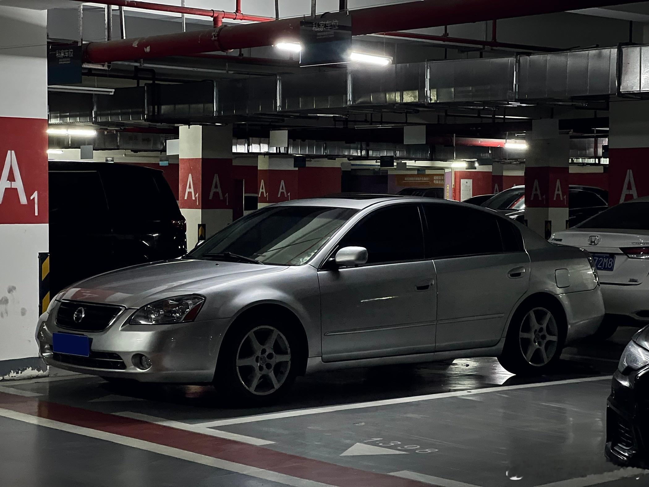 第一次开日产跑长途，别说，这造型我是越看越喜欢，还是挺修长的，配上银色车身，真的