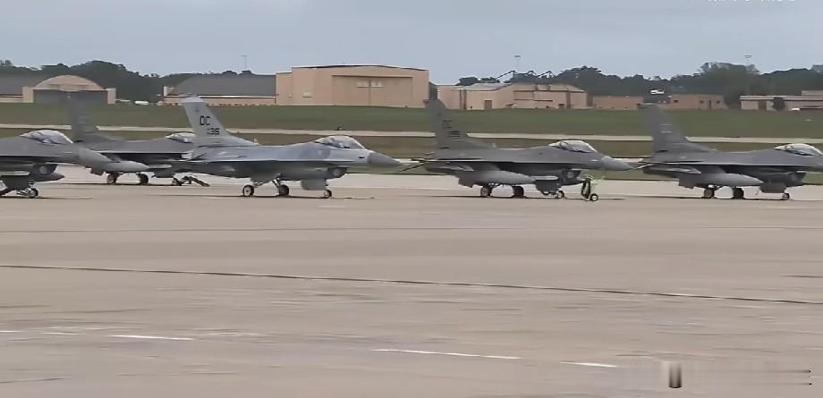 今天的安德鲁空军基地欢迎现场，鹰酱特意在我们专机前炫耀8架F-16和6架F-22