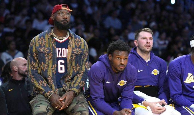 湖人队记消息，勒布朗-詹姆斯虽然还在养伤，但他跟东契奇和里弗斯保持着沟通，三人关