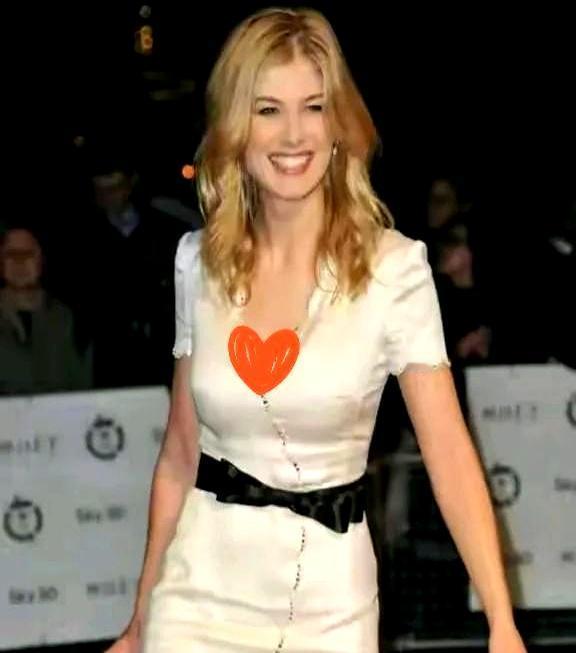 英国首相身边那个金发女人，一张嘴，流利的中文直接让全场安静了。她不叫罗莎曼德，她