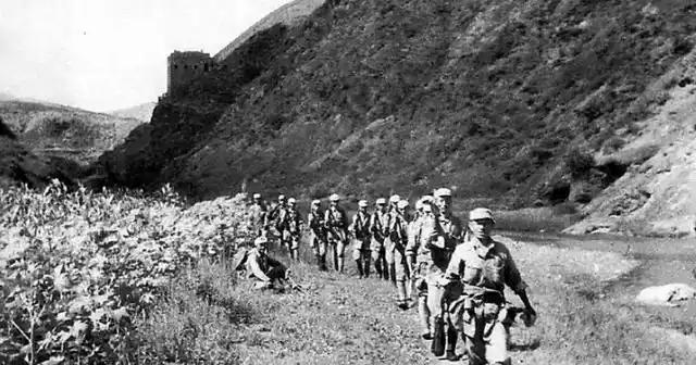 1944年豫湘桂战役溃败后，天灾人祸肆虐河南。当八路军豫西先遣支队强渡黄河，踏上