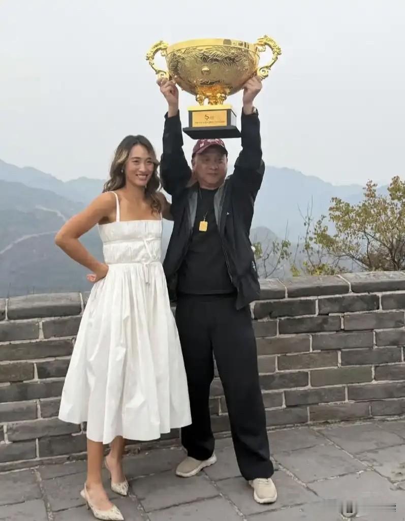 郑钦文父女长城合照里，最亮的那个"背景板"父亲北京八达岭长城上，郑钦文穿着一