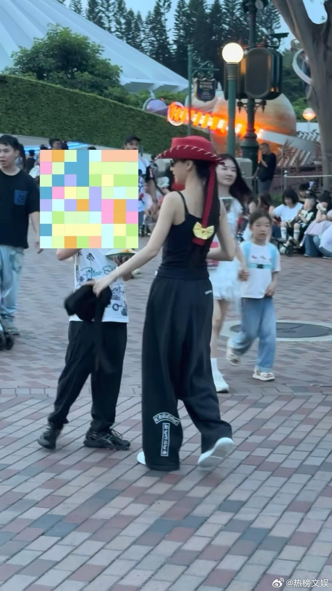 偶遇Angelababy带小海绵逛迪士尼9岁小海绵都这么大了偶遇Angelaba