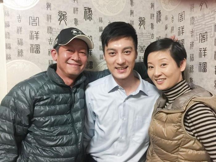 三星同框：我第一眼看到的就是C位疏眉朗目、穿着衬衫的何建泽；其次才是穿羽绒服戴帽