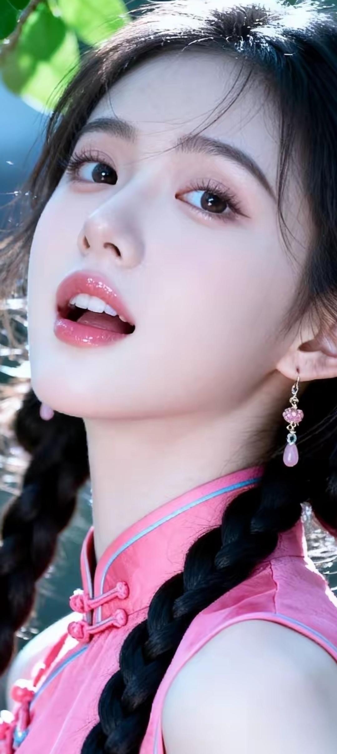 少女心爆棚的粉色旗袍，惊艳的侧颜，甜美与优雅的完美结合！