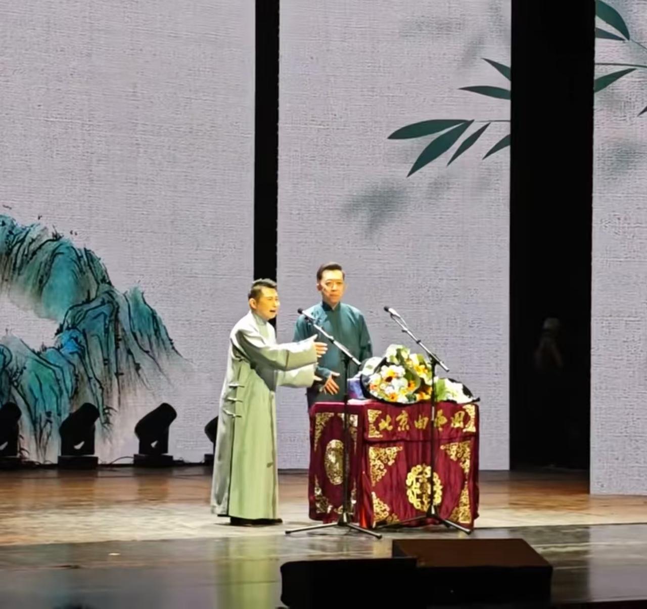 何云伟与李菁的相声专场还是如期进行了，并且受到了现场观众的欢迎，虽然何云伟近期麻