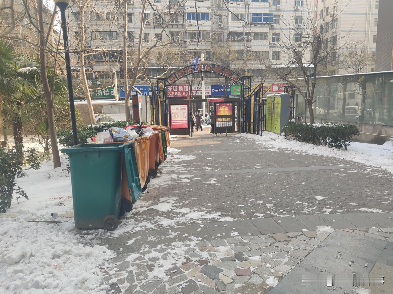 真是笑死人了！小区门口人脸识别向老太太“要钱”，把老太太惹恼了！刚刚回来经过小