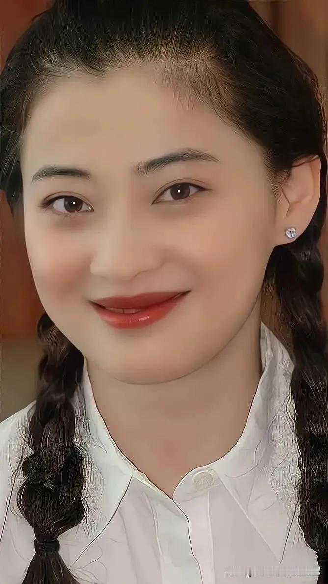 我觉得女星中梅婷的气质特别出众，她不是第一眼惊艳的美人，五官不算精致无美无缺，