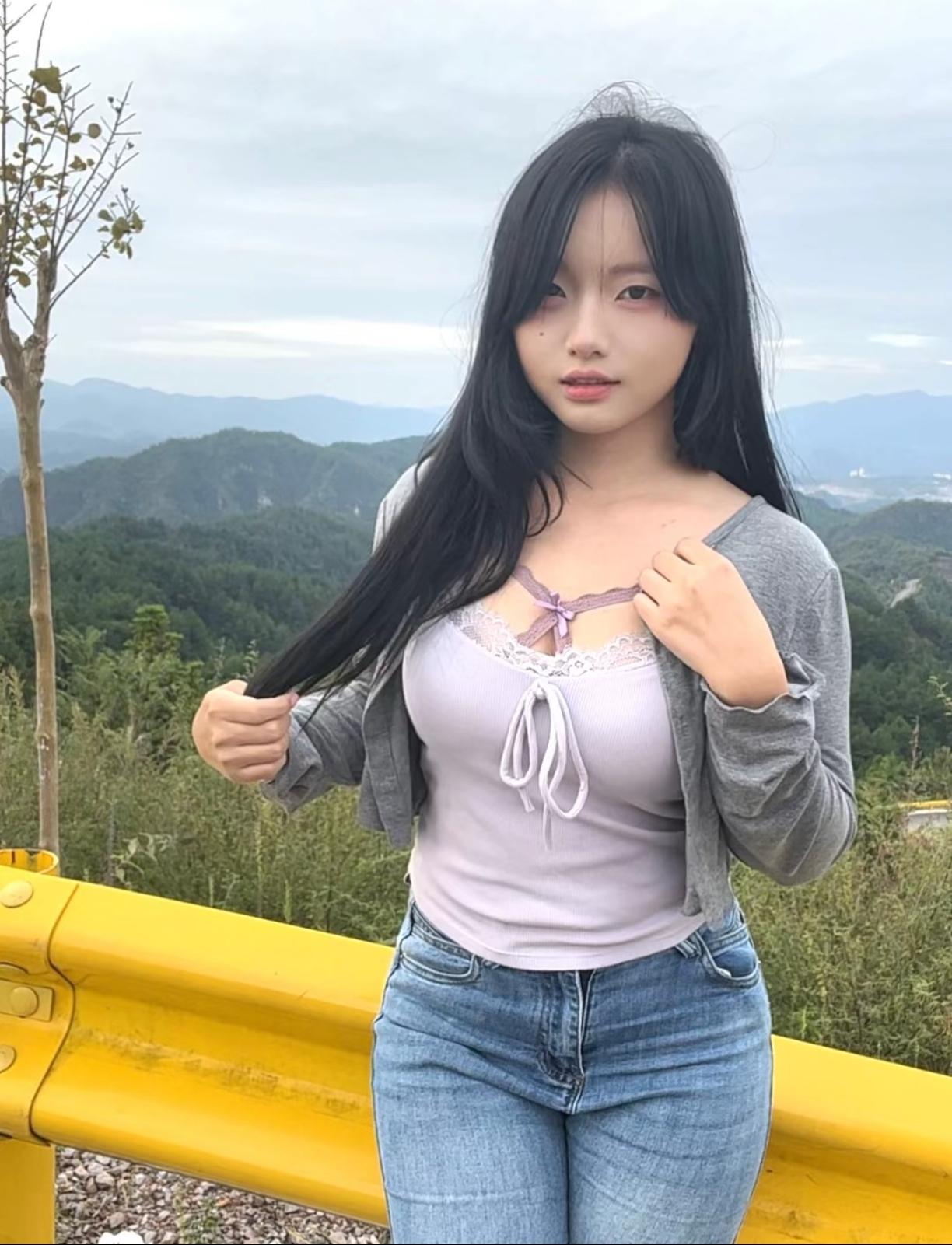 小女孩不化妆比化妆要好看。