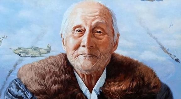 1983年，63岁老人正给领导倒水，领导低头一看，这老人竟穿着空军专用的拉练裤，