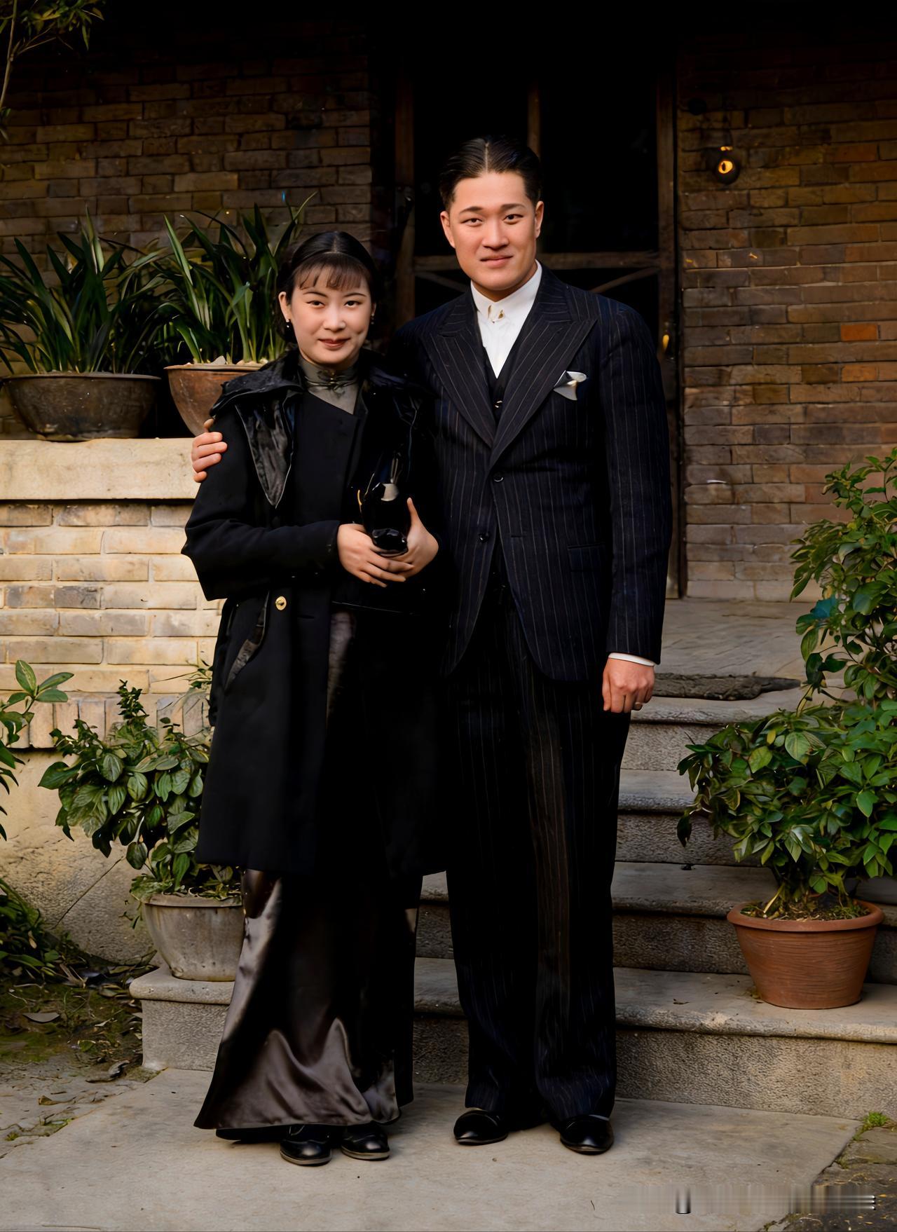 这是1936年刚新婚不久的胡蝶陪同她的丈夫潘有声回福州老家省亲时留下的一张老照片
