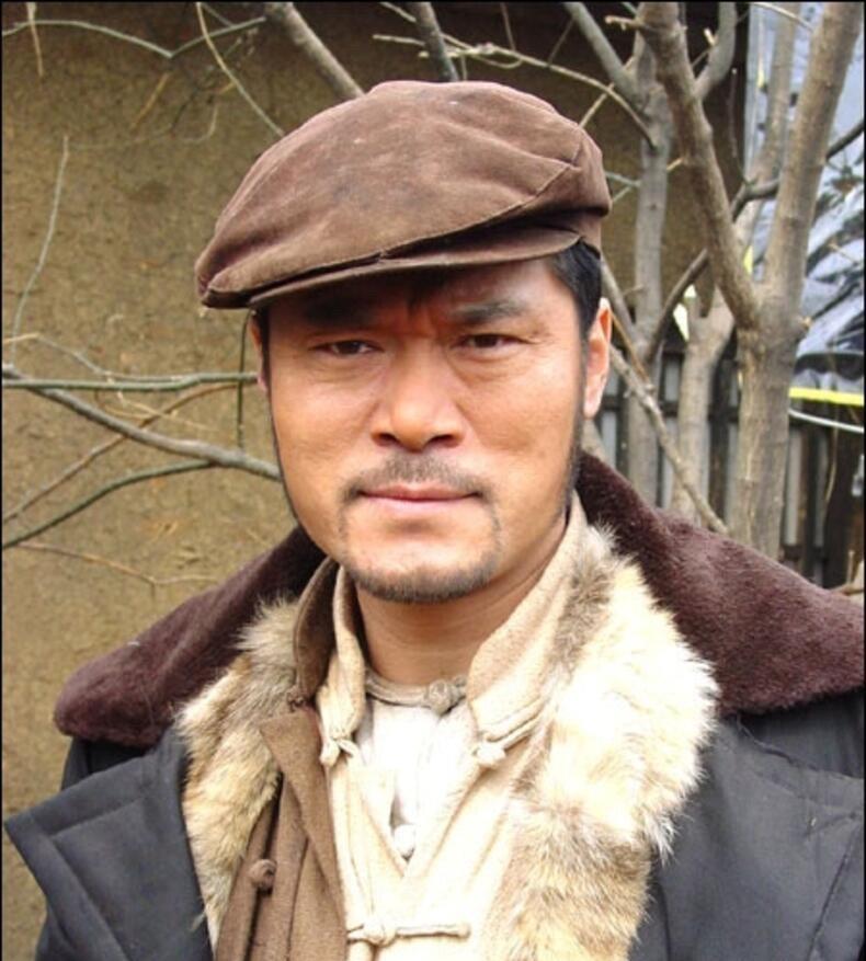这位戴帽子的男演员，是一个很有演技的老演员，虽戏红人不红，但他演的戏给人留下了特