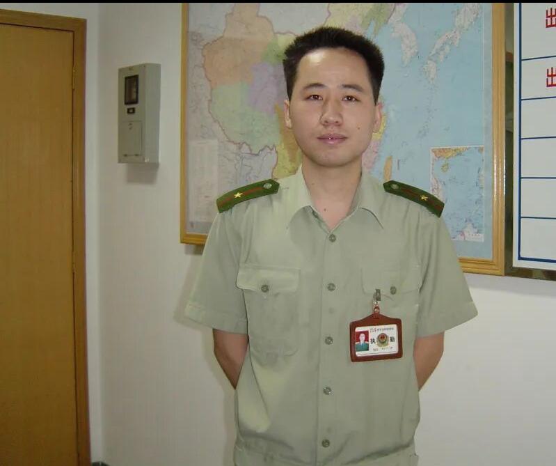 邓文国，湖南人，原东莞边防检查站常平分站副连职检查员。2006年9月4日，在东莞