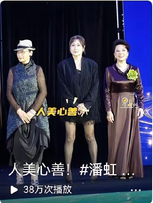 凯丽姐，你穿露大腿的短裙，我也就忍了，可你这站姿，我实在忍不下去，太不雅观了，不