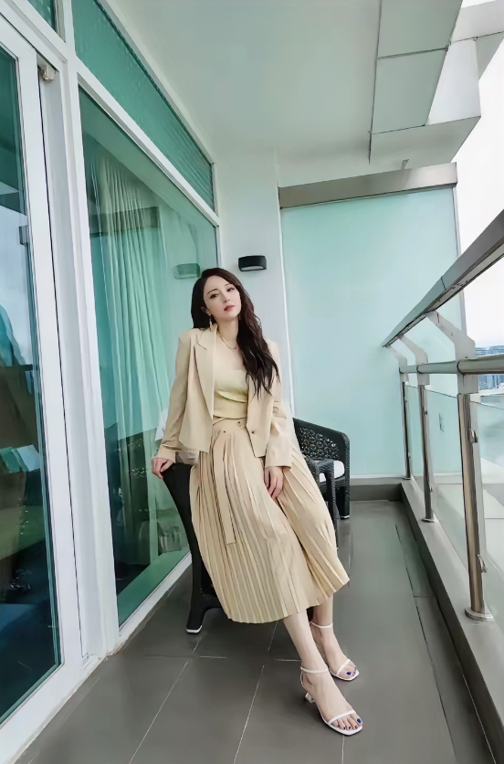 董璇，170cm，脚丫完美，就是看着脚太大了，你们看看是不是呢？
