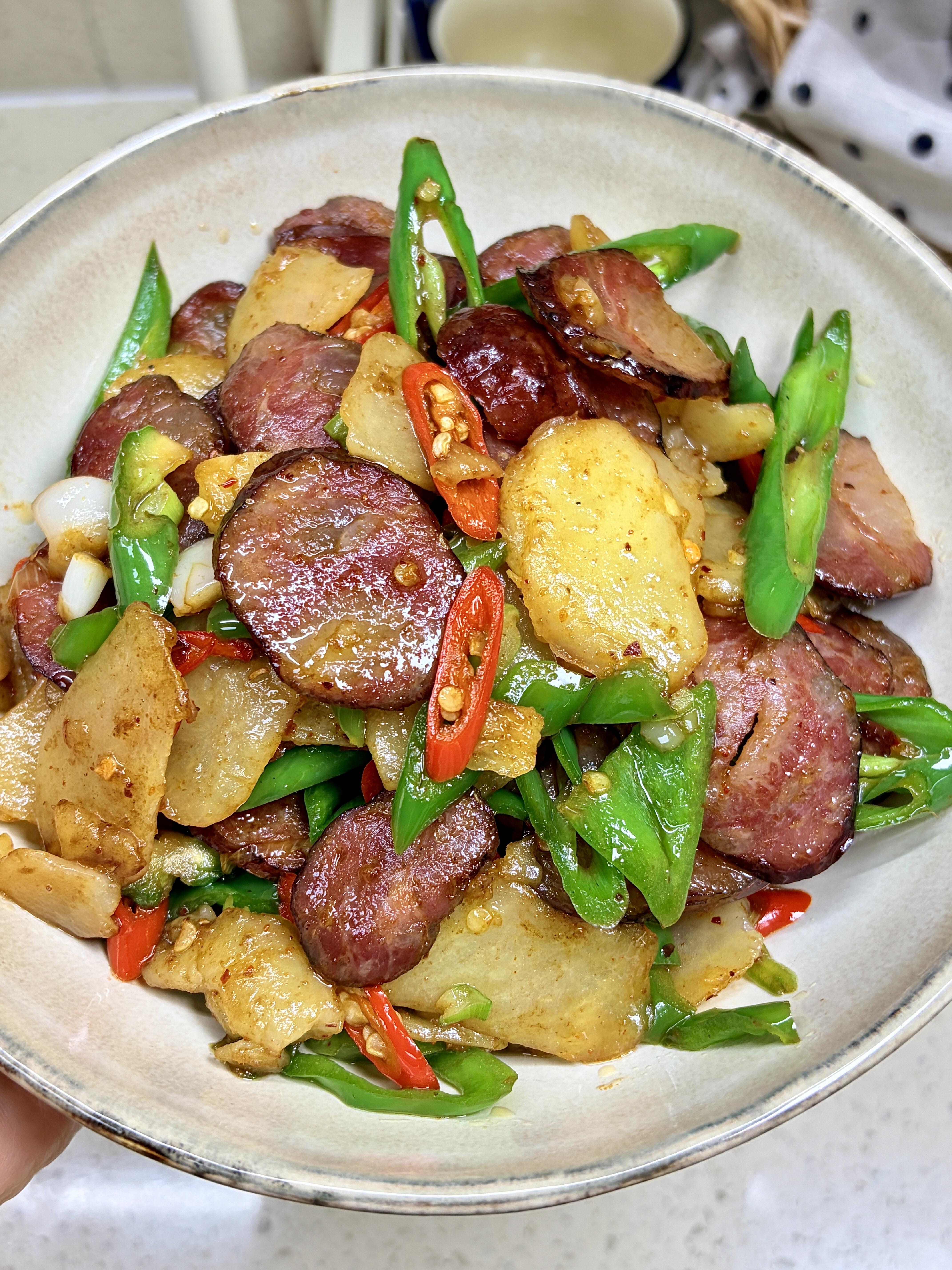 谁懂啊🔥腊肠土豆片封神！焦香糯嫩，配饭炫3碗家人们谁懂这道家常菜的含金量啊?