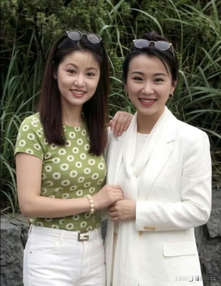 21岁时的林心如和萧蔷，俩人1997年在电视剧《真爱一世情》剧组合影，好青涩。