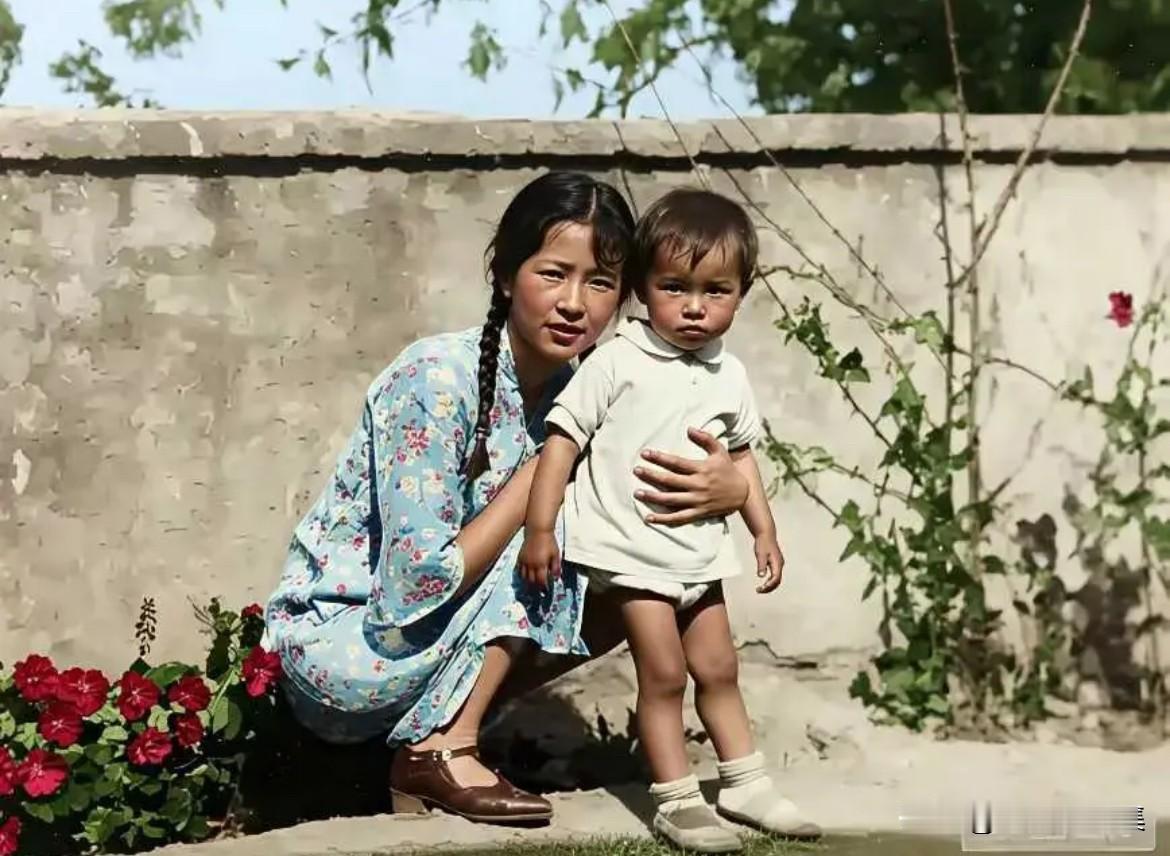 1930年，记录了林徽因在北平香山养病期间，与约1岁的女儿梁再冰相伴的温馨日常。