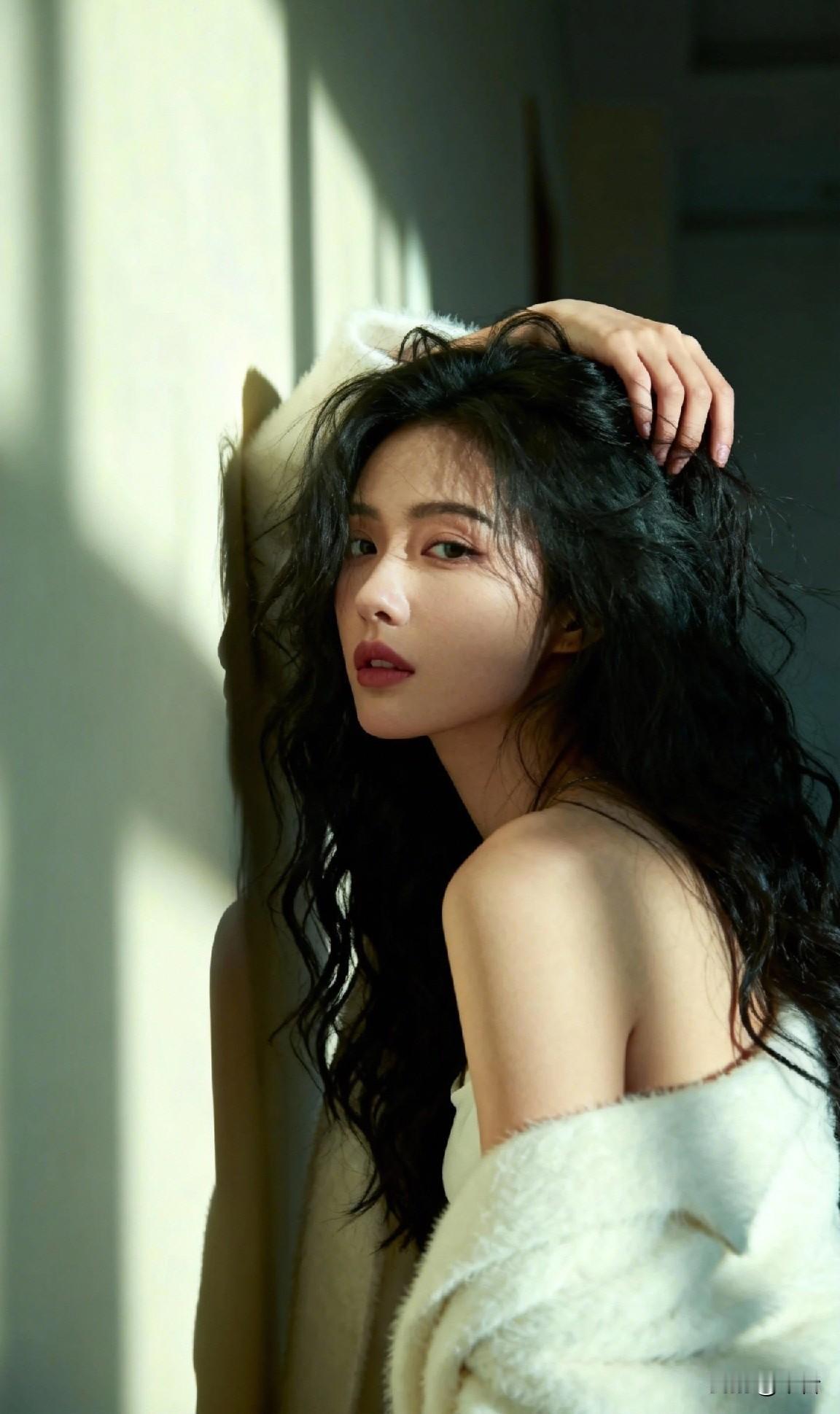 氛围感美人三分疏离，七分欲言又止她正虚构一场无人知晓的告白氛围感美女