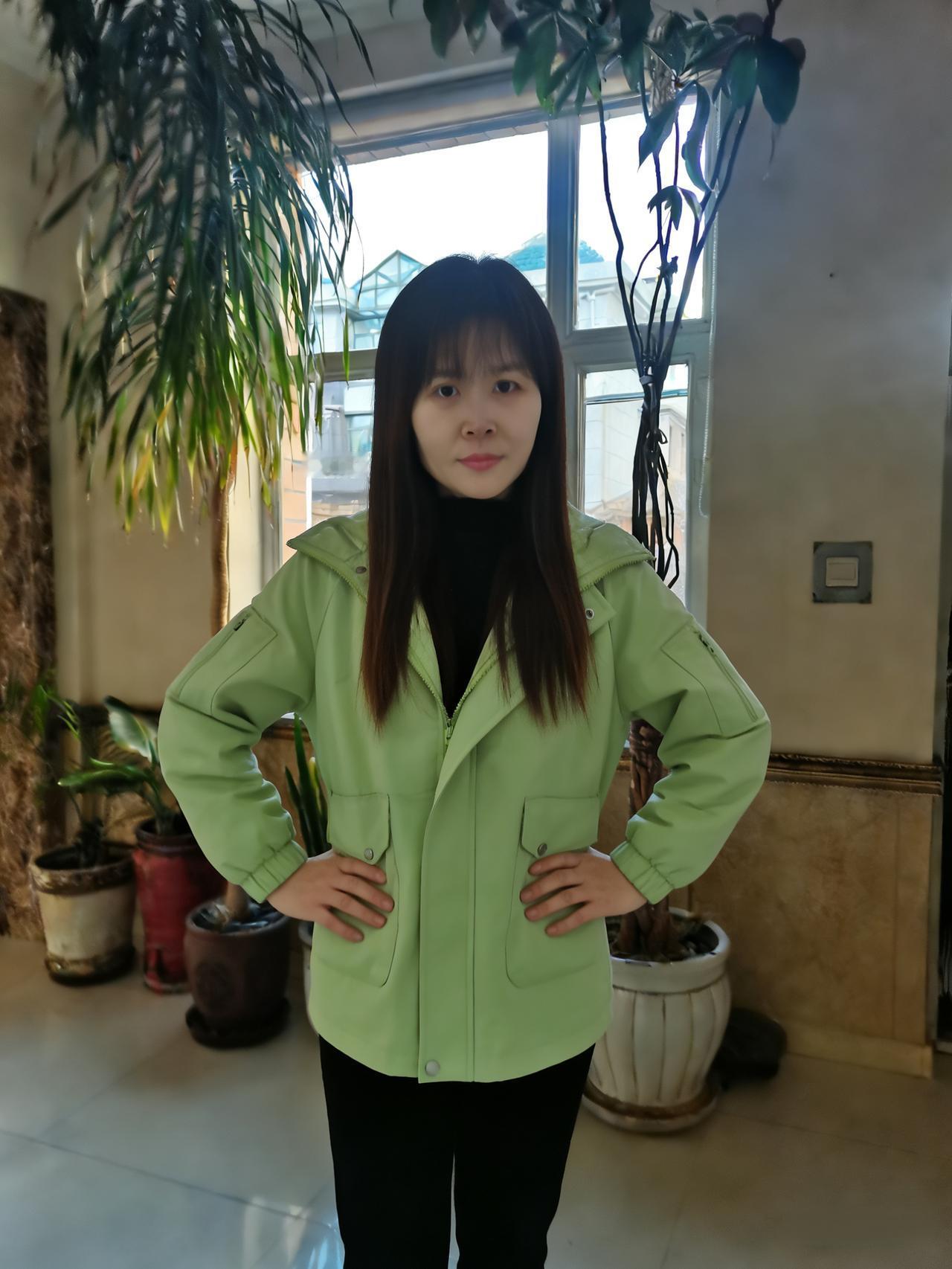 《那窗畔的青衫》她总在午后的光里站着浅绿色的外套裹住松弛的暖意像刚抽芽