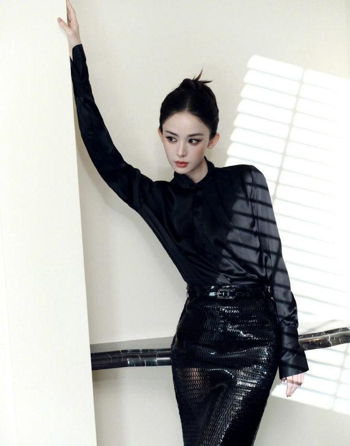 能把大光明驾驭得如此惊艳，也就只有娜扎了。利落发型凸显优越五官，无需多余修饰就足