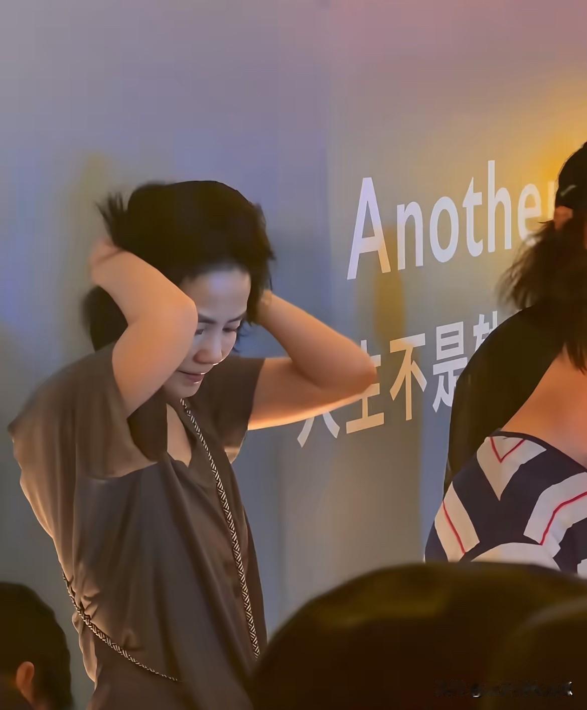 王菲戴着情侣手镯去了！卡地亚的新款，谢霆锋也戴着[爱心]之前一直戴的老款，新