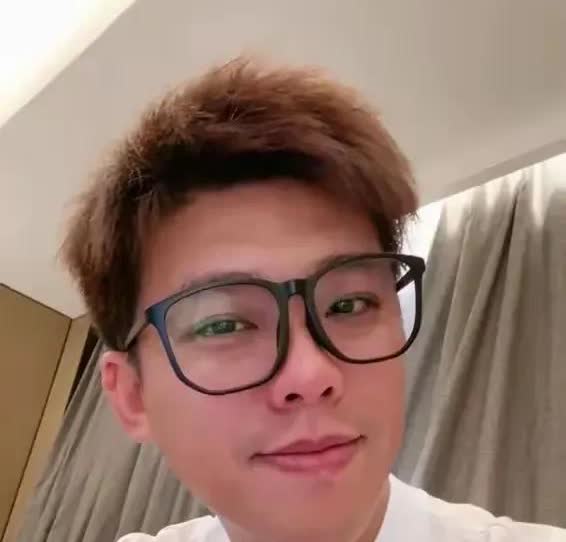 黄春梅称葛斯齐为“一个失败的人”。之前没看懂“鲁蛇”的意思，原来黄春梅在