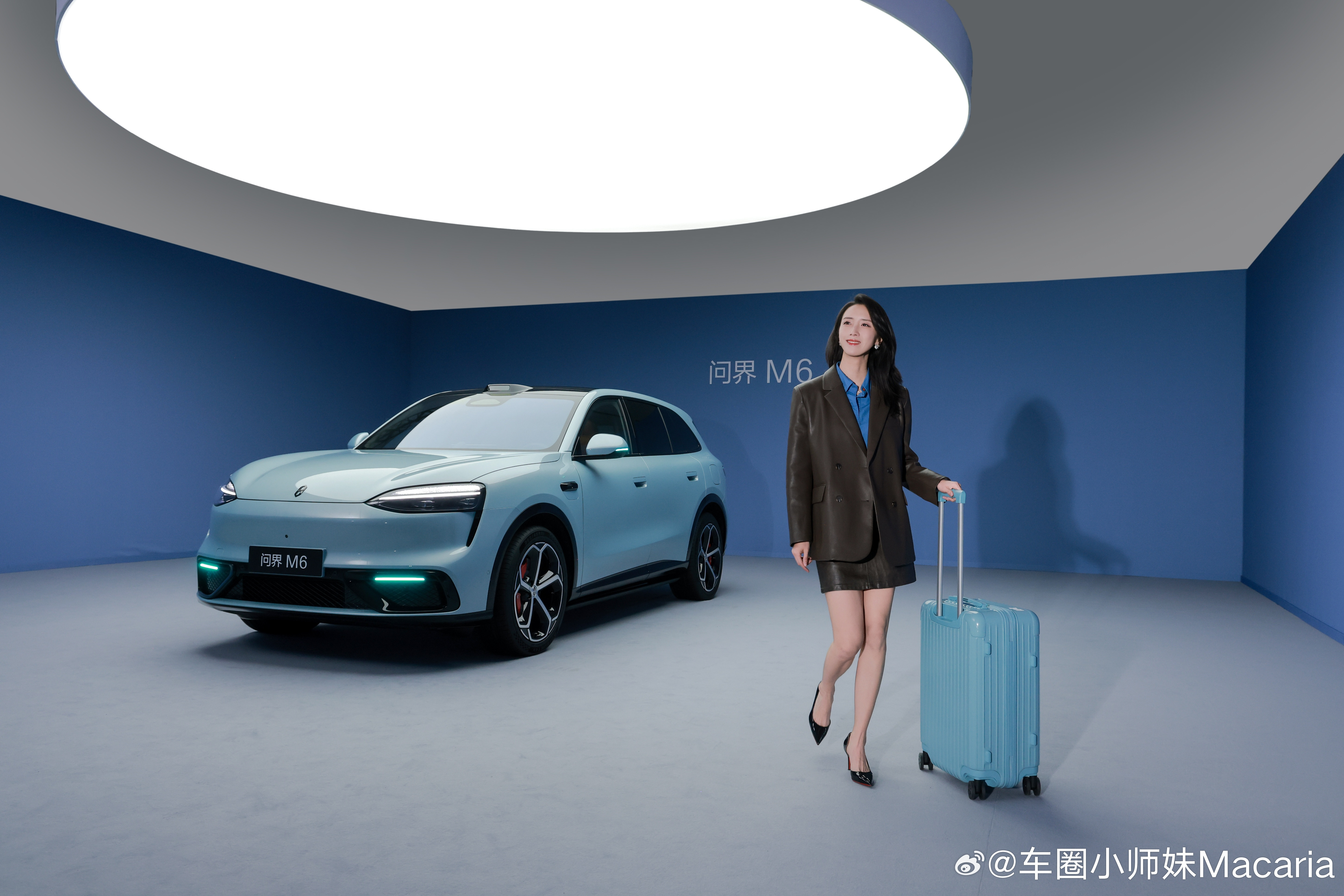 那天现场看到了问界m6很多款颜色，我觉得我拍的这个流光青是最好看的，比较年轻时