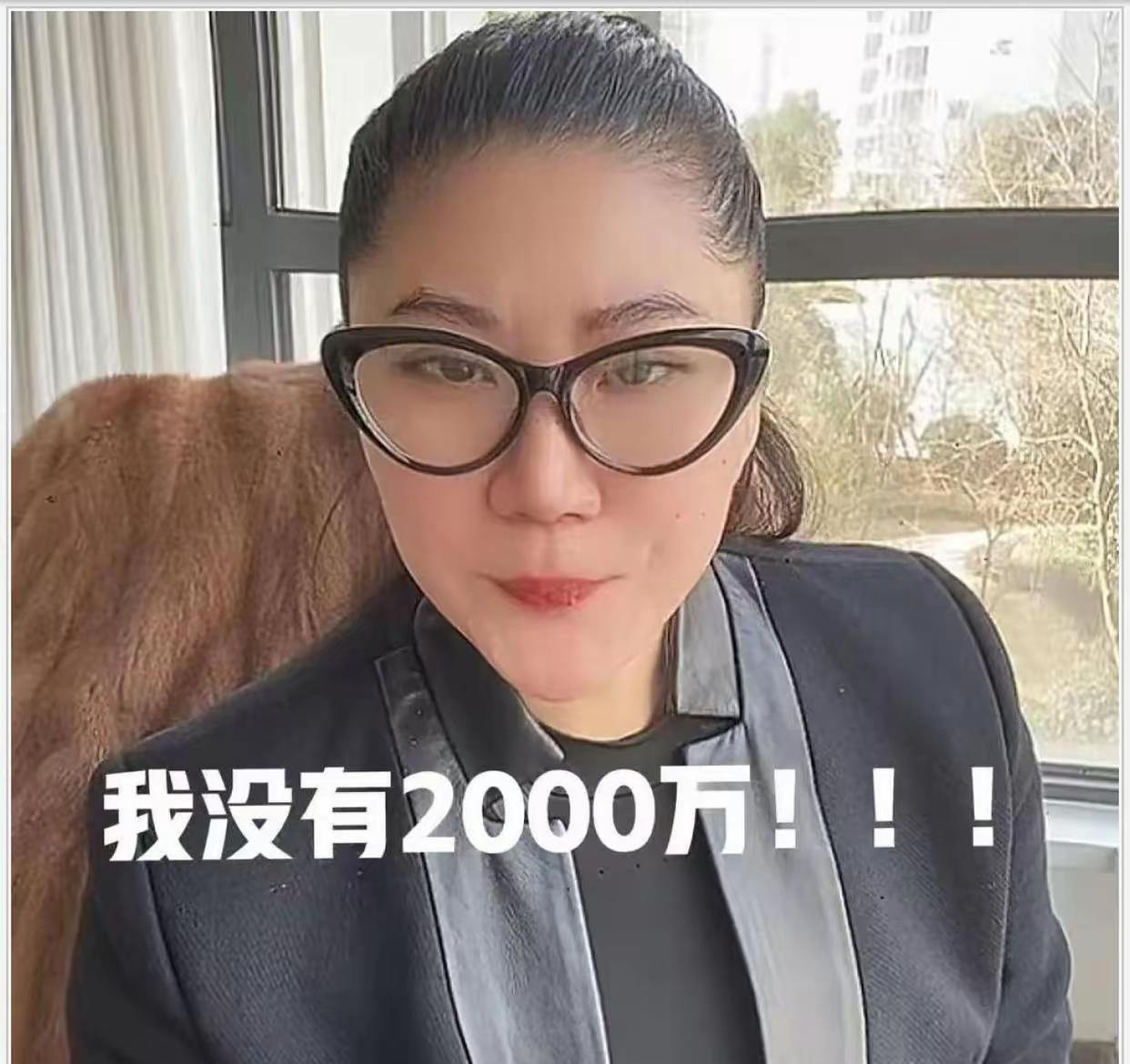 20岁，她没学会谋生，学会了戴墨镜。上海T台后台，她推开设计师的草图，拿过墨镜