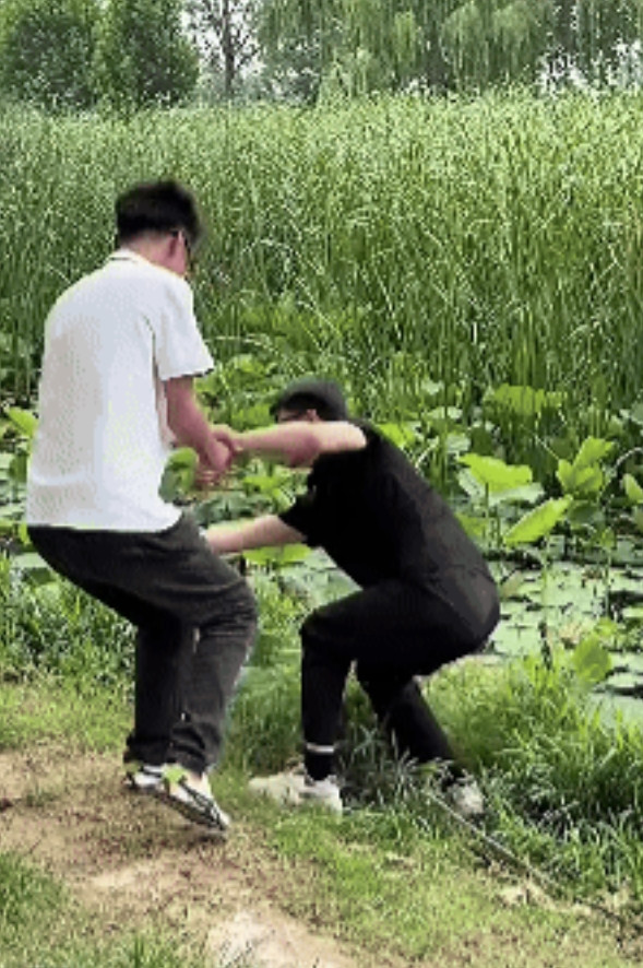 “这就是命啊！”6月1日，山东，一小伙在池塘边路过时，看到河里有一条黑鱼，于是他