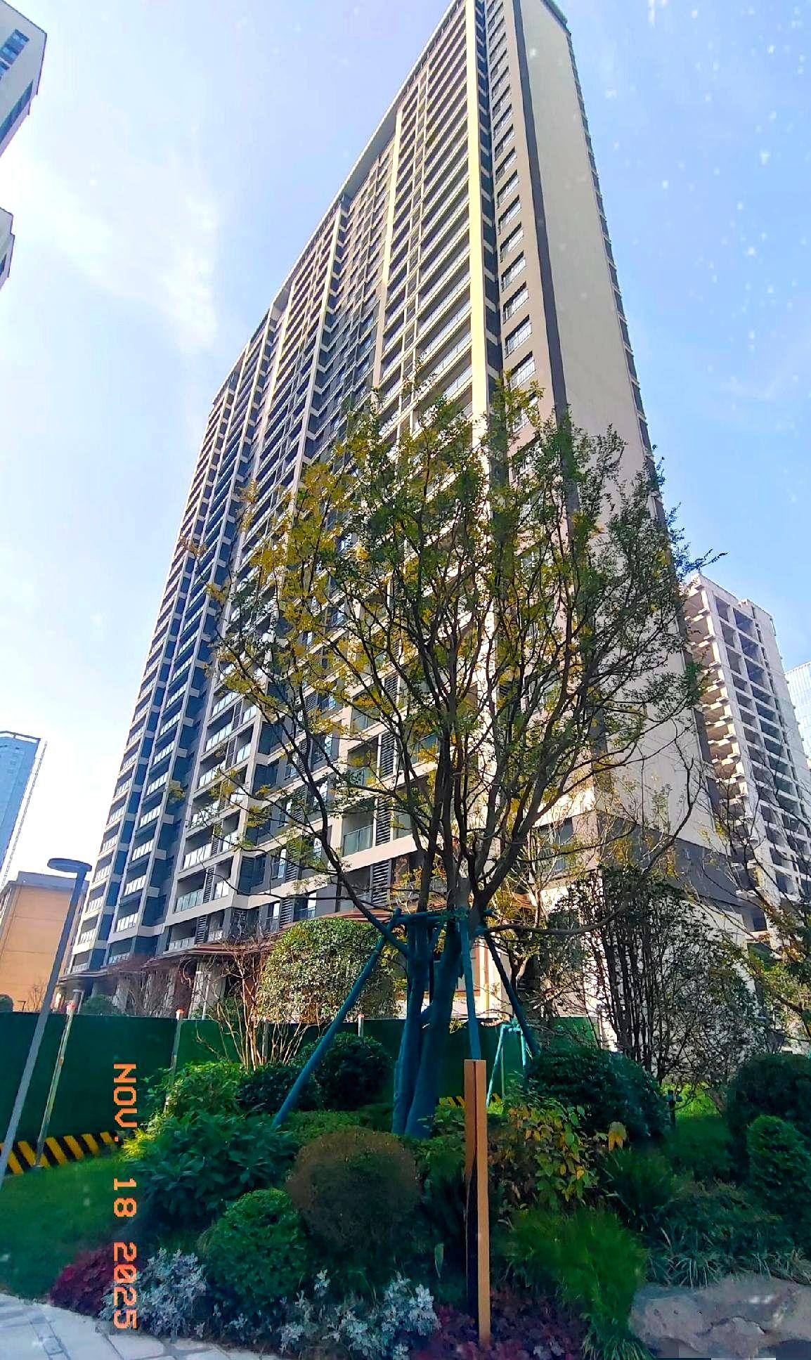 西安楼市彻底掀桌子。西安房价彻底疯狂了，雁塔紫云镜12000的现房，经开区98