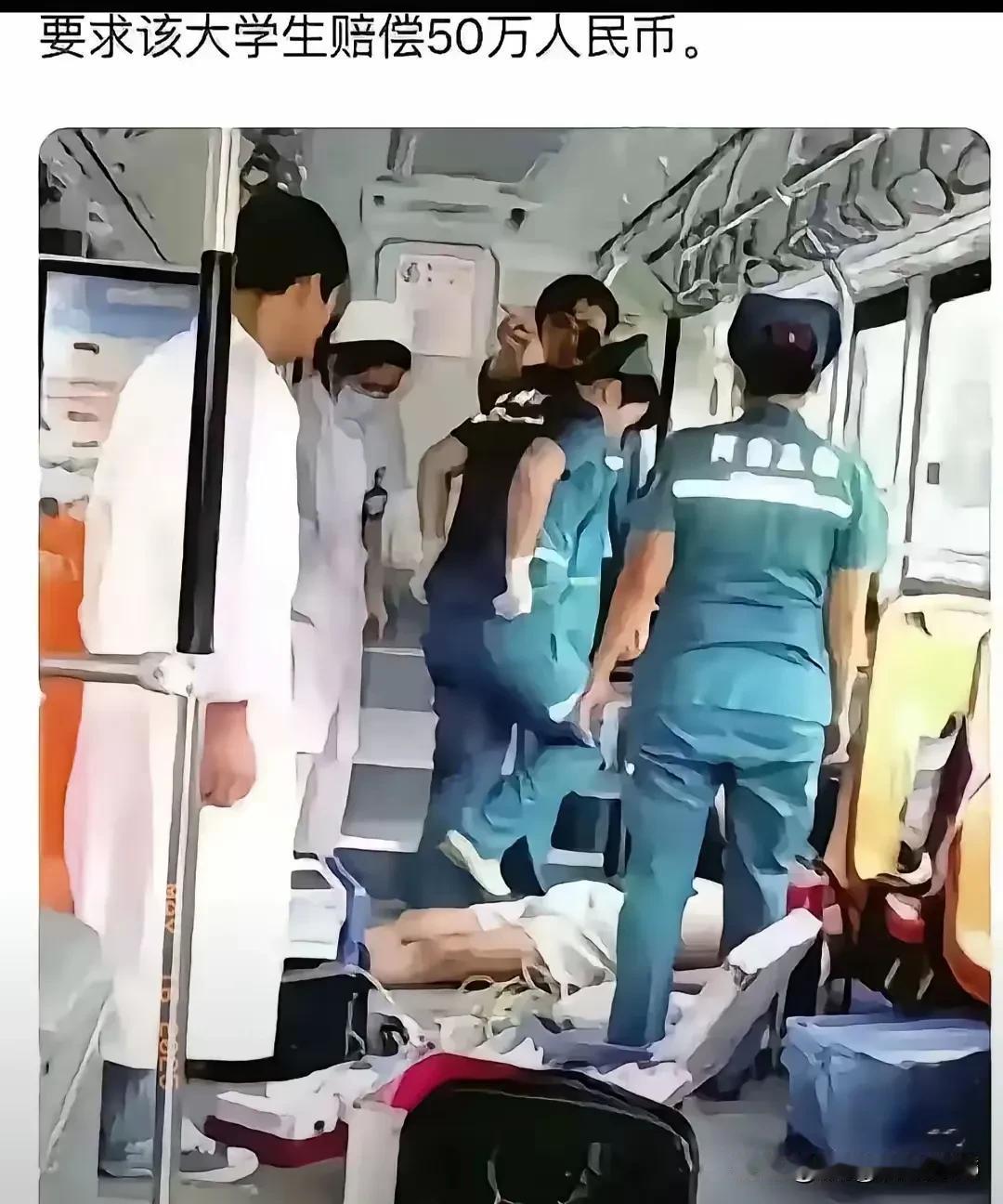 大学生没给老人被扇4耳光未还手，老人下车后猝死，家属索赔50万，法院驳回诉讼请求